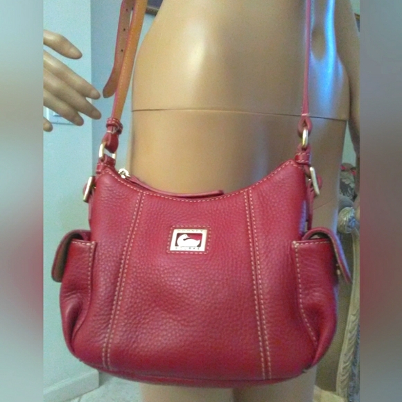BNWOT BEAUTIFUL RED LEATHER DOONEY & BOURKE CROSSBODY BAG SIDE POCKETS (NEW) - Picture 1 of 9
